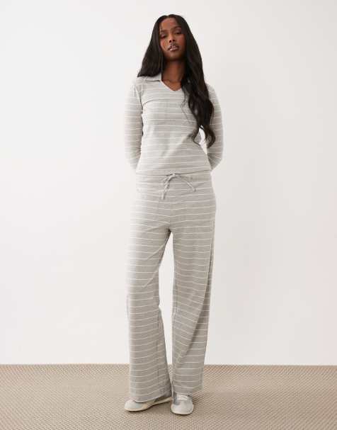 Conjunto gris de pantalones de pernera ancha y top de manga larga con raya diplomática, cuello de pico y bolsillo delantero exclusivo de The Frolic - view 1