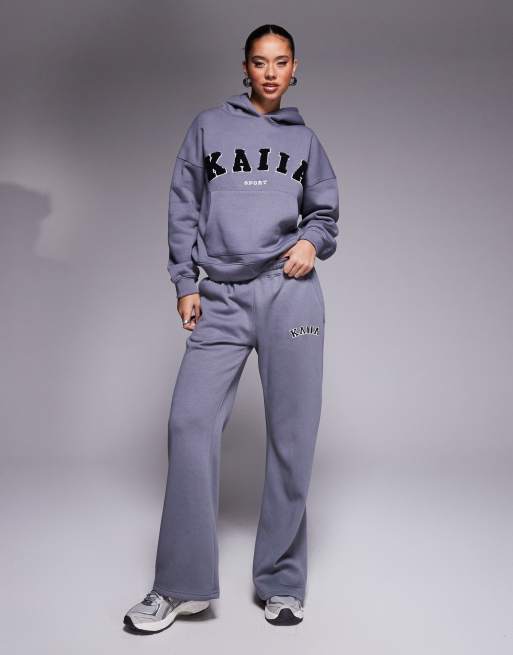 Conjunto gris de sudadera con capucha y logo y joggers de pernera ancha de Kaiia