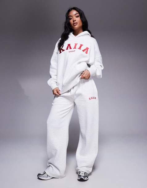 Conjunto gris jaspeado y rojo de joggers de pernera ancha y sudadera con capucha y logo bordado de Kaiia - view 1