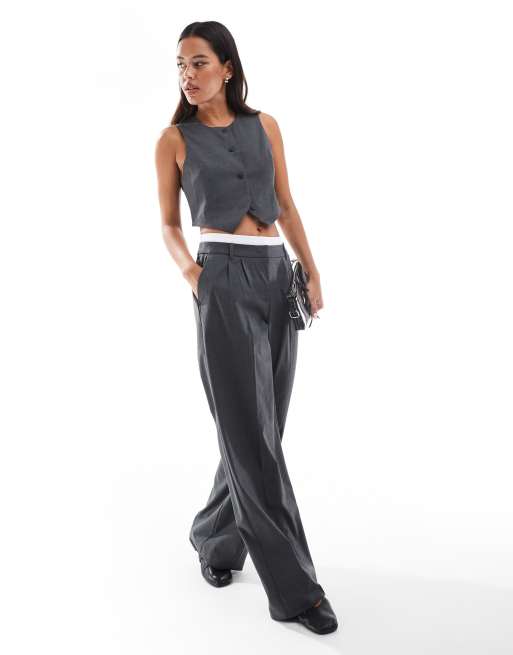 Conjunto gris oscuro melange de chaleco corto y pantalones de pernera ancha con detalle tipo bóxer de Vero Moda
