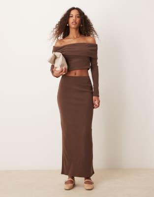 Conjunto marrón chocolate con escote Bardot de Miss Selfridge - view 1