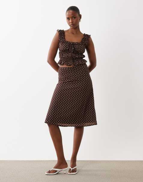 Conjunto marrón chocolate con estampado de lunares de falda midi y top fruncido de tirantes con detalle de lazo exclusivo de The Frolic - view 1