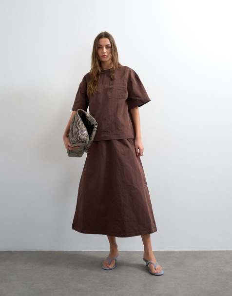 Conjunto marrón chocolate de falda larga acampanada con cintura elástica y camiseta estructurada de tejido liso de Topshop - view 1