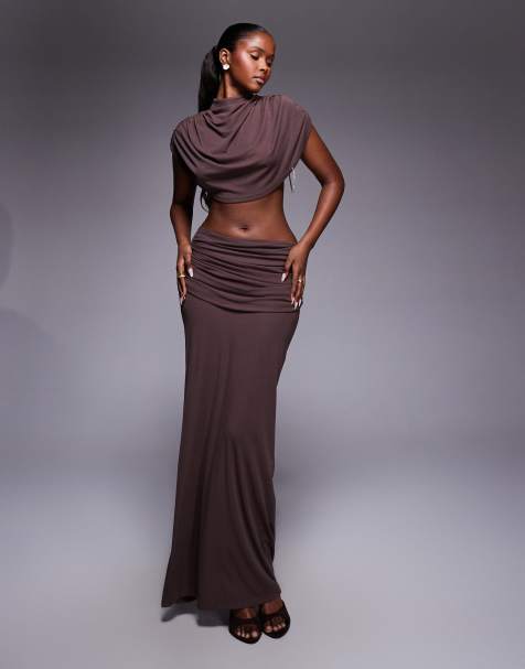 Conjunto marrón chocolate de falda larga y top drapeado con cuello alto premium de Heiress Beverly Hills - view 1