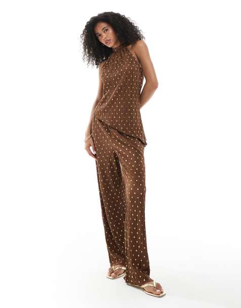 Conjunto marrón chocolate de pantalones de pernera ancha y top con estampado de lunares dorados, cuello alto y bajo asimétrico de tejido plisado de Vero Moda - view 1