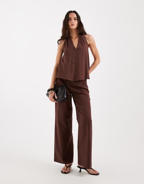 Conjunto marrón chocolate de pantalones y top vaporoso con cuello halter de pico de tejido efecto lino de 4th & Reckless - view 1