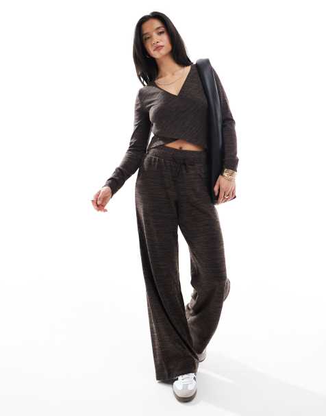 Conjunto marrón chocolate melange de pantalones de pernera ancha y top cruzado en la parte delantera de punto liso de Vero Moda Petite - view 1
