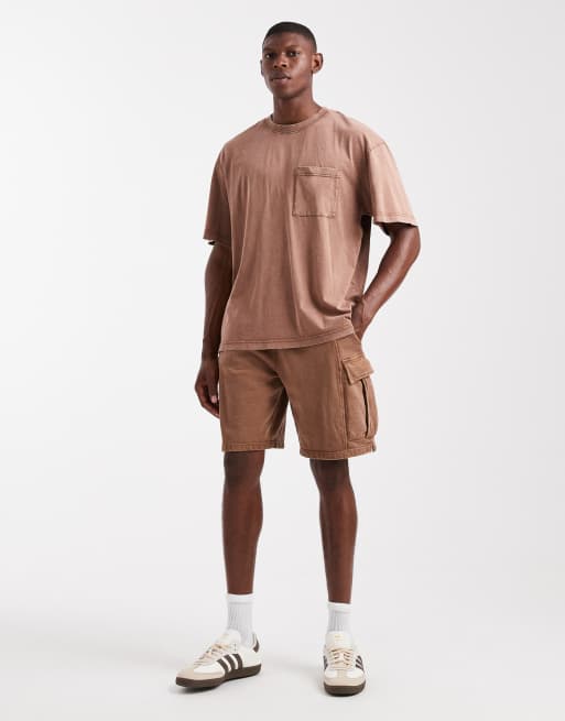 Conjunto marrón de camiseta extragrande y pantalones cortos cargo de ONLY & SONS