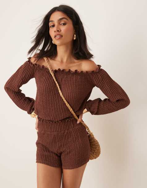 Conjunto marrón de pantalones cortos estilo bóxer y top con escote Bardot y cintura fruncida de tejido texturizado de ASOS DESIGN - view 1