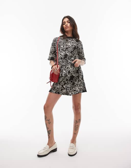 Conjunto monocromático de corte cuadrado con estampado y apliques de flores de Topshop