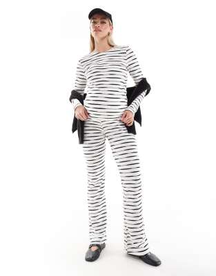 Conjunto monocromático de top y pantalones de campana con diseño de hilos mezclados de punto acanalado de Mamalicious Maternity - view 1