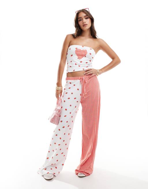 Conjunto multicolor con estampado de fresas de top con escote palabra de honor y pantalones de ASOS DESIGN