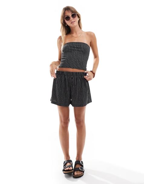 Conjunto negro a rayas de pantalones cortos tipo bóxer y top con escote palabra de honor de tejido texturizado de ASOS DESIGN - view 1