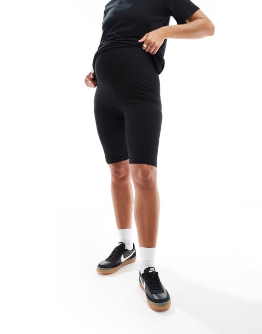 Conjunto negro de camiseta y pantalones cortos de Mamalicious Maternity, 3 de 4