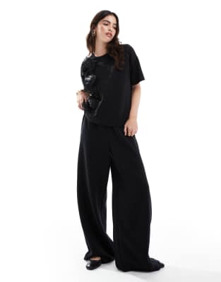 Conjunto negro de joggers y sudadera con aplicación floral de Vero Moda - view 1