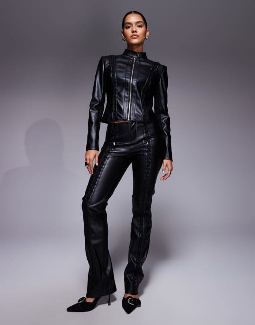 Conjunto negro de pantalones con cordones y chaqueta entallada con cremallera y detalle de cordones de tejido efecto cuero Kendrix de I.AM.GIA