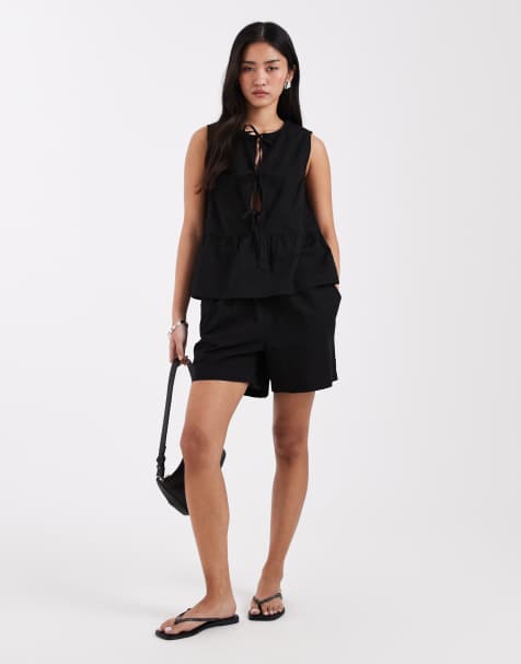 Conjunto negro de pantalones cortos de talle alto y top con lazada delantera y sobrefalda en el bajo de Pieces - view 1