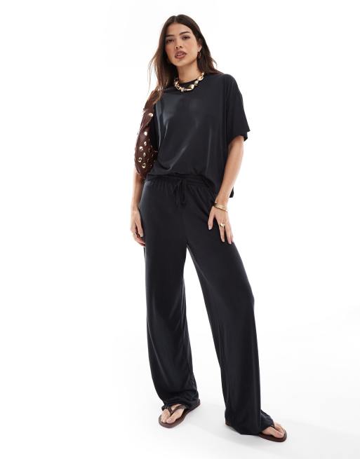 Conjunto negro de pantalones de pernera ancha y camiseta ceñida de corte cuadrado de tejido supersuave de PIECES