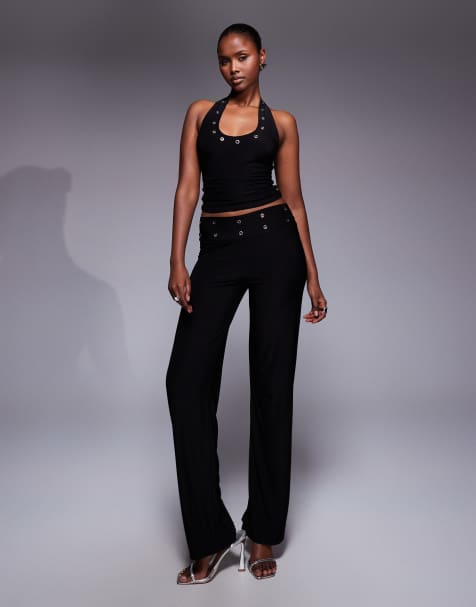 Conjunto negro de pantalones de pernera ancha y top con cuello halter ancho y detalle de ojales de tejido suave premium exclusivo de Kaiia - view 1