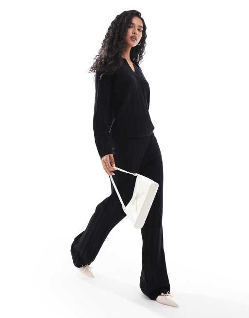 Conjunto negro de pantalones y jersey con cuello abierto tipo polo de punto de canalé ancho de Y.A.S