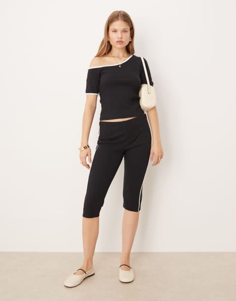 Conjunto negro de top asimétrico y pantalones capri de canalé de ASOS DESIGN - view 1