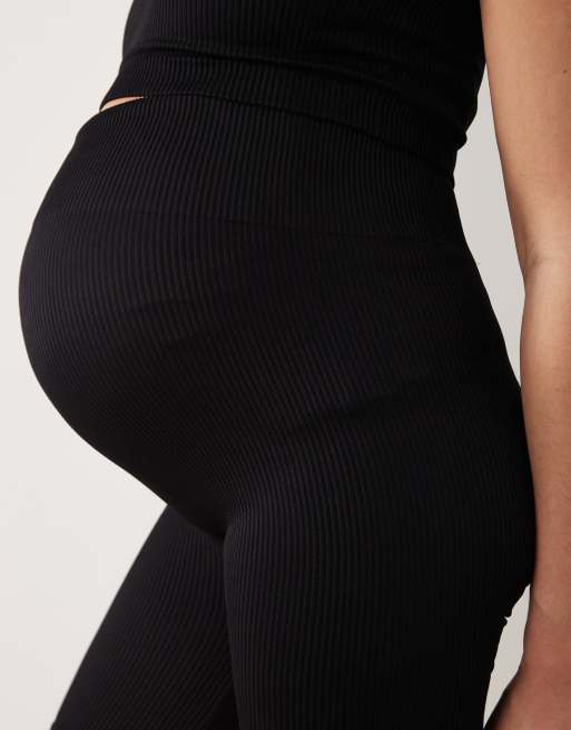 Conjunto negro de top sin costuras y pantalones cortos de Mamalicious Maternity, 3 de 4