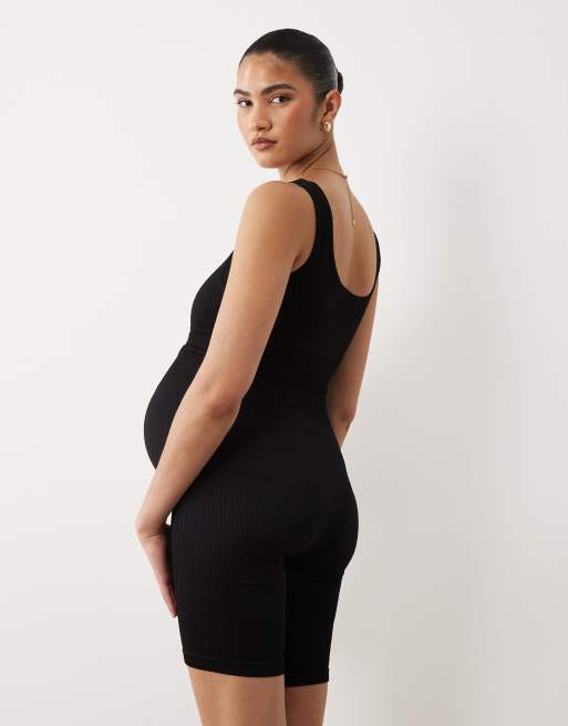 Conjunto negro de top sin costuras y pantalones cortos de Mamalicious Maternity, 4 de 4