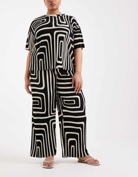 Conjunto negro de top y pantalones de pernera ancha con estampado abstracto de tejido plisado de ONLY Curve - view 1