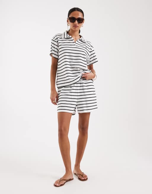 Conjunto negro y blanco a rayas de pantalones cortos y top con cuello tipo polo de tejido rizado de algodón de 4th & Reckless