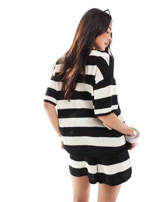 Conjunto playero a rayas negras y blancas de pantalones cortos y camiseta de punto flameado de 4th & Reckless