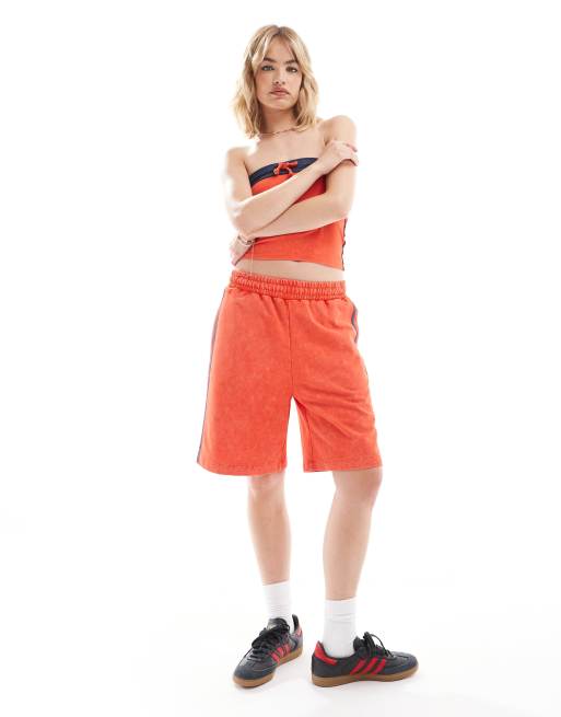 Conjunto rojo de estilo deportivo con escote palabra de honor de COLLUSION