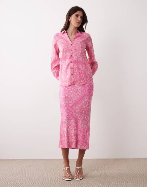 Conjunto rosa de camisa y falda larga con estampado de cachemir de satén de Never Fully Dressed - view 1