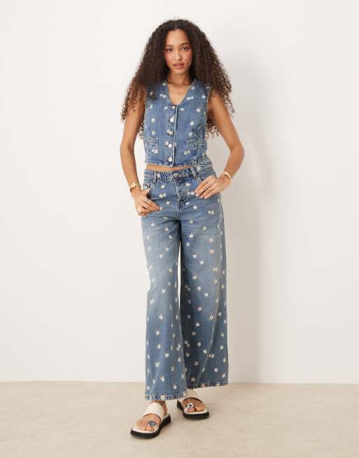 Conjunto vaquero azul con bordado de margaritas de Mango