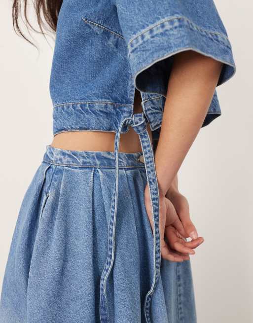 Conjunto vaquero azul de falda midi plisada y top corto con detalle de etiqueta y lavado claro efecto tintado de ARRANGE