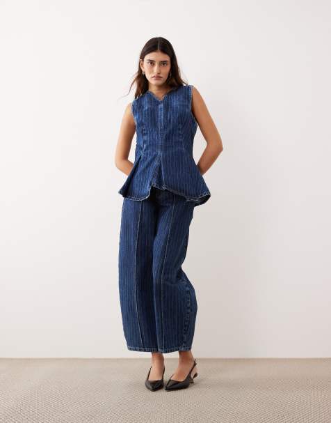 Conjunto vaquero azul lavado a rayas de pantalones con detalle de costuras delanteras y top con cuello de pico, pinzas y pespuntes de ARRANGE - view 1