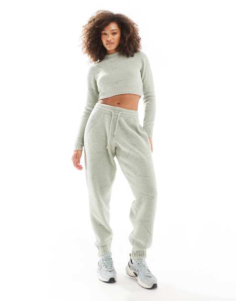 Conjunto verde claro de joggers y top corto con estampado integral del logo de bouclé Phoenix de Nike - view 1