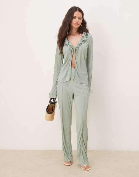 Conjunto verde de pantalones de pernera ancha y top con lazada delantera y volante de tejido texturizado de VILA - view 1