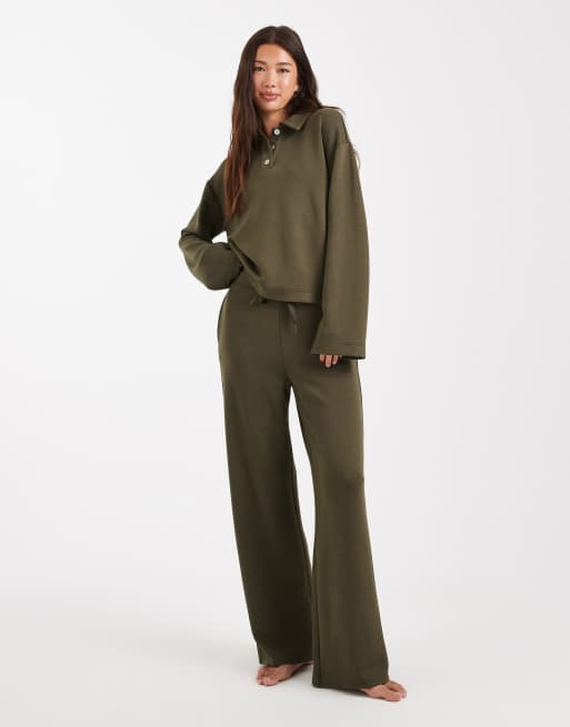 Conjunto verde oliva de pantalones de pernera ancha y sudadera con cuello tipo polo de tejido muy suave de Vero Moda