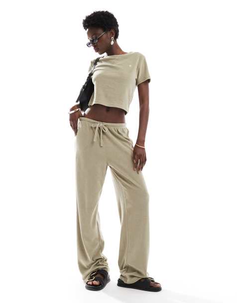 Conjunto verde pistacho de pantalones de pernera ancha con lazada en la cintura y camiseta con logo bordado de tejido rizado de 4th & Reckless - view 1