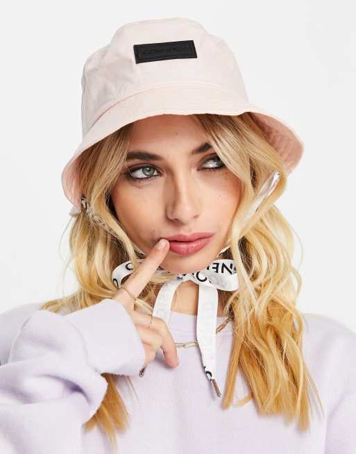 Consigned - Cappello da pescatore rosa con fettuccia con logo sui laccetti sotto il mento