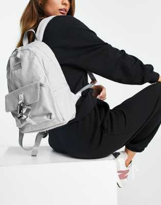 Consigned – Rucksack in Grau mit Cliptasche | ASOS