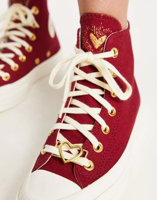 Converse avec le coeur rouge sale