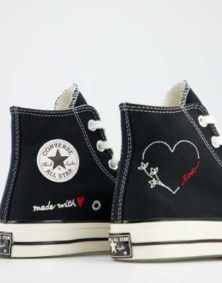 converse noir avec coeur