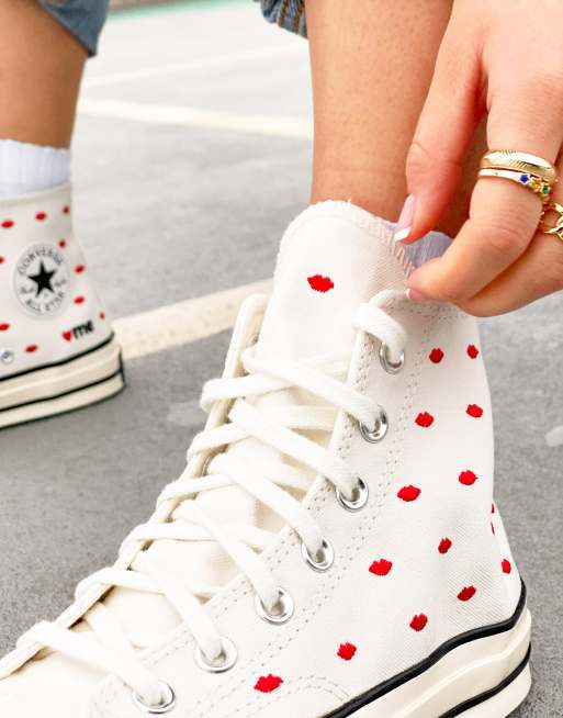 White and red converse deals low tops