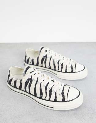 converse nere con fiamme