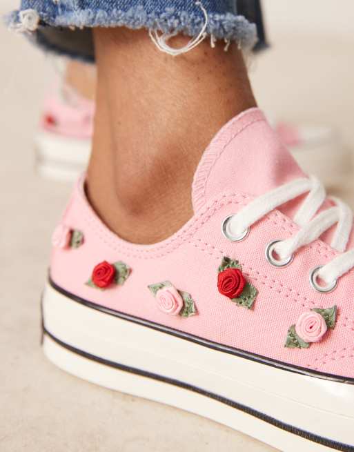 Converse – Chuck 70 Ox – Różowe buty sportowe z ozdobnymi różyczkami, 4 z 5