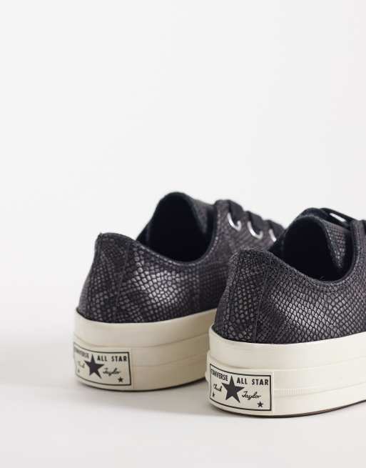 Converse - Chuck 70 Ox - Suède sneakers in zwart met slangenprint, 2 van 5