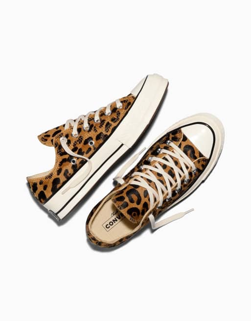 Converse Chuck 70 Sneaker mit Leopardenmuster aus Ponyhaar in Braun/Honig/Cremeweiß, 3 von 4