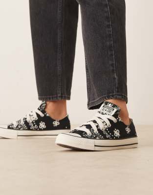 Converse - Chuck Taylor All Star Ox - Sneaker in Schwarz mit Paisleymuster in Weiß