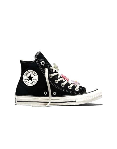 Converse – Chuck Taylor All Star – Sneaker in Schwarz/Reiherweiß/Cherry Balm mit Blumenanhängern - view 1
